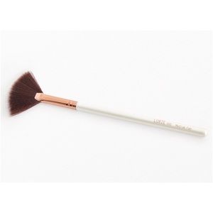 NWOT LUXIE 560 Medium Fan Flawless Brush
